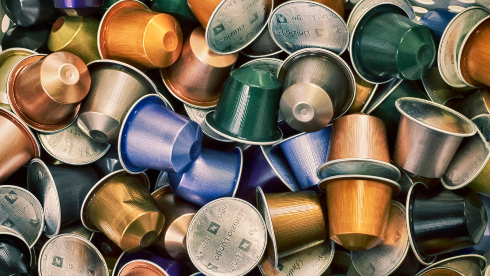 Cápsulas de café de alumínio em várias cores, amontoadas